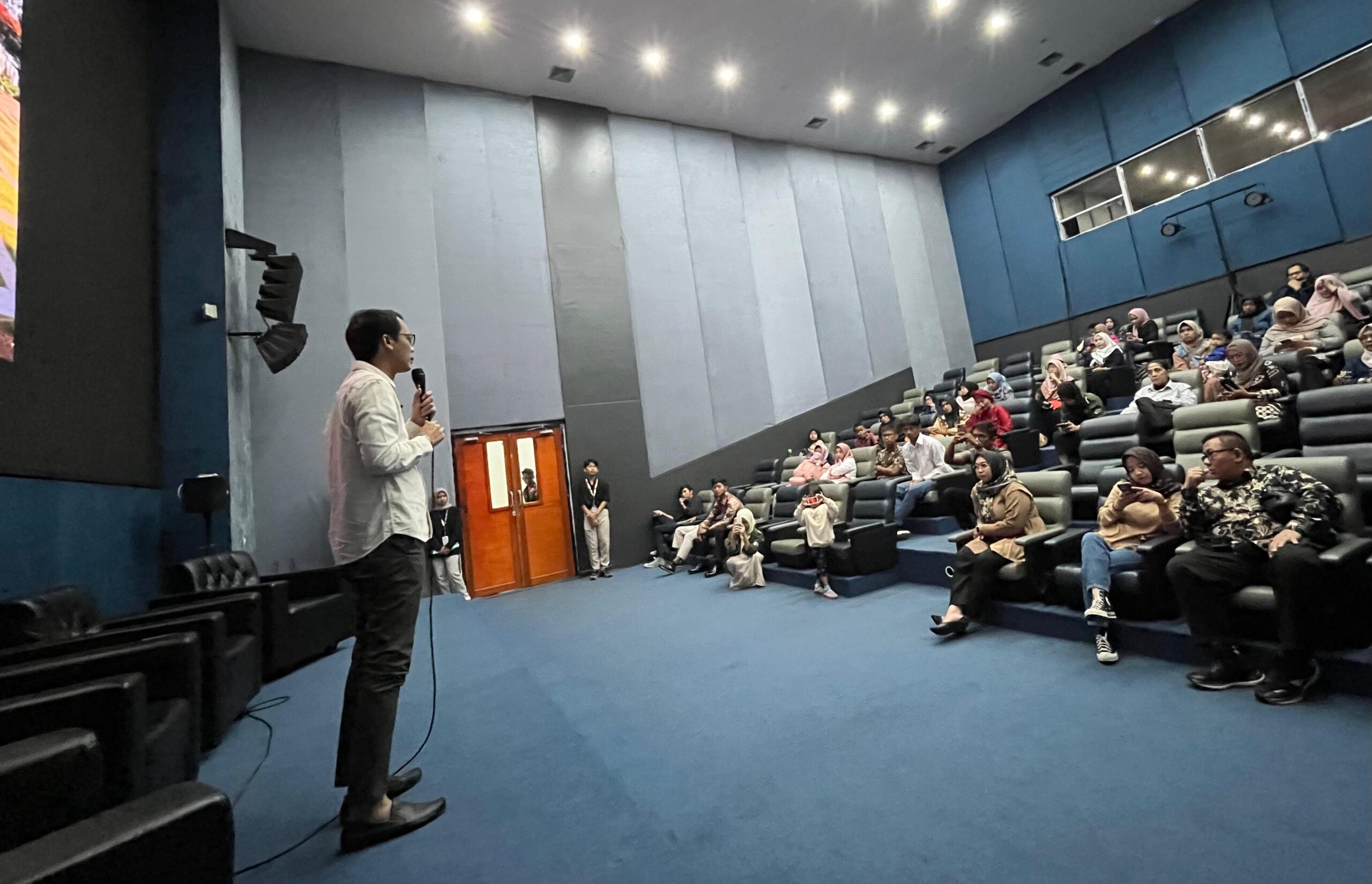Bakal Calon Bupati Bogor, Ade Wardhana Adinata menghadiri launching film pendek "Kenal Bogor Lebih Dekat" karya siswa SMKN 1 Ciomas. foto' istimewa.