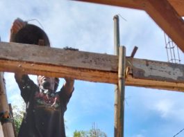 Satgas TMMD Kodim Boyolali dan Warga Kompak Rehap Rumah Ibu Siti di Ampel