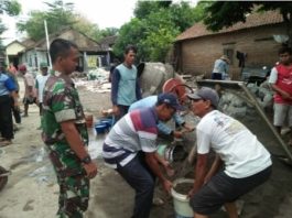 Cegah Banjir, Babinsa Ngemplak Ajak Warga Gotong Royong perbaikan Jalan dan Selokan