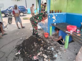 Babinsa dan Warga Joyotakan Kerja Bakti Bersihkan Selokan, Perkuat Budaya Gotong Royong