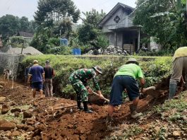 Demi Keselamatan Kampung, Babinsa Turun Tangan Bangun Talud Bersama Warga
