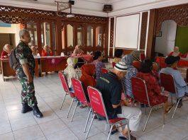 Peran Aktif Babinsa Kratonan Dampingi Posyandu Lansia