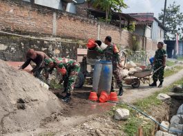 Saat Seragam Loreng Menyatu dengan Cangkul dan Semen, Babinsa Gesi Gotong Royong Bangun Talud Demi Keselamatan Warga