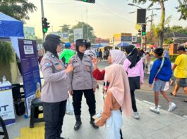 Pengamanan Humanis Polwan Polresta Sidoarjo di Car Free Day Alun-alun