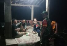Patroli Malam Koramil 06 Batuwarno, Babinsa Sambangi Warga Demi Jaga Keamanan