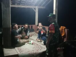 Patroli Malam Koramil 06 Batuwarno, Babinsa Sambangi Warga Demi Jaga Keamanan