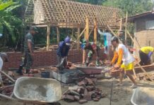 Babinsa Jenar Turun Tangan Bantu Dirikan Rumah Warga, Wujud Nyata Kepedulian TNI