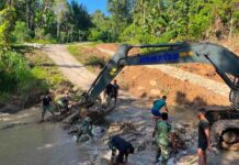 Banjir Putuskan Jembatan, TNI Turun Tangan Bangun Akses Baru bagi Tiga Desa di Nias Utara