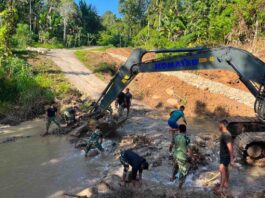 Banjir Putuskan Jembatan, TNI Turun Tangan Bangun Akses Baru bagi Tiga Desa di Nias Utara