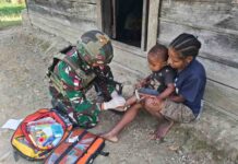 Satgas Yonif 645/GTY Jemput Bola Layani Kesehatan Warga Kelila, Hadirkan Akses Medis hingga Pelosok Papua