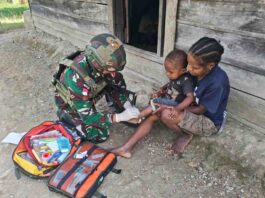 Satgas Yonif 645/GTY Jemput Bola Layani Kesehatan Warga Kelila, Hadirkan Akses Medis hingga Pelosok Papua