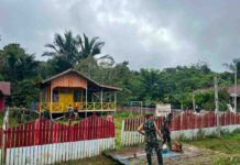 Satgas Yonif 645/GTY Gotong Royong Bersihkan Gedung PAUD di Muara Nawa, Perkuat Kebersamaan dengan Warga Papua