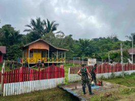 Satgas Yonif 645/GTY Gotong Royong Bersihkan Gedung PAUD di Muara Nawa, Perkuat Kebersamaan dengan Warga Papua