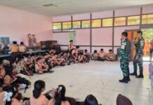 Bentuk Karakter Pelajar Perbatasan, Satgas Pamtas Yonarmed 13/Nanggala Beri Pembekalan Wawasan Kebangsaan di SMPN 1 Ketungau Hulu