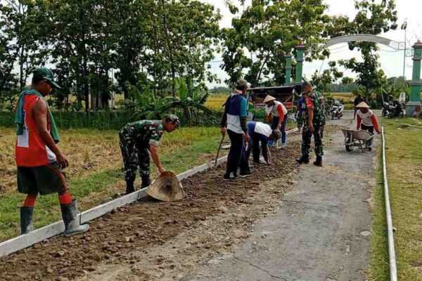 TNI dan Warga Gotong Royong Siapkan Pengecoran Jalan Penghubung Jimbar–Derak di Sragen